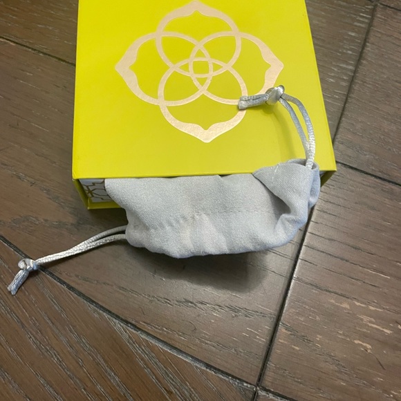 NWT Kendra Scott Gold MOM necklace w/ box and dust bag - Picture 5 of 5